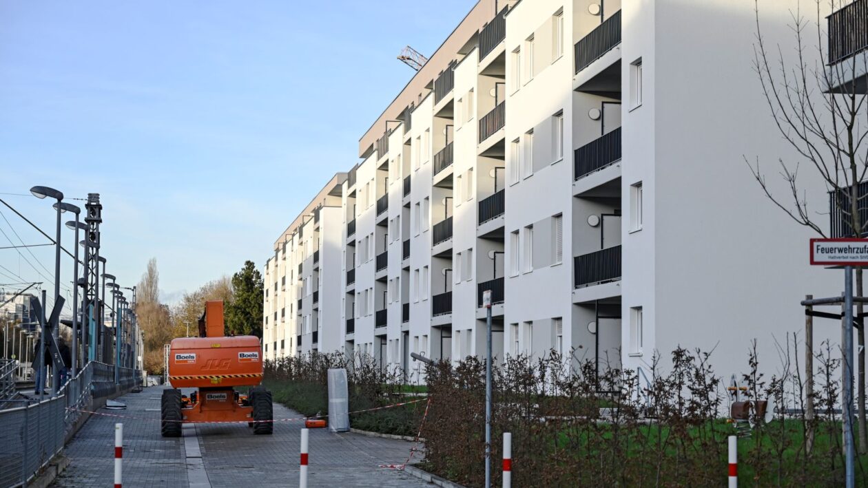 مساكن جديدة في حي هِدِرنهايم (Heddernheim) بمدينة فرانكفورت أم ماين، بتاريخ 1 ديسمبر/كانون الأول 2025. يأتي ذلك في ظل أزمة متفاقمة في سوق السكن بألمانيا. Foto: epd