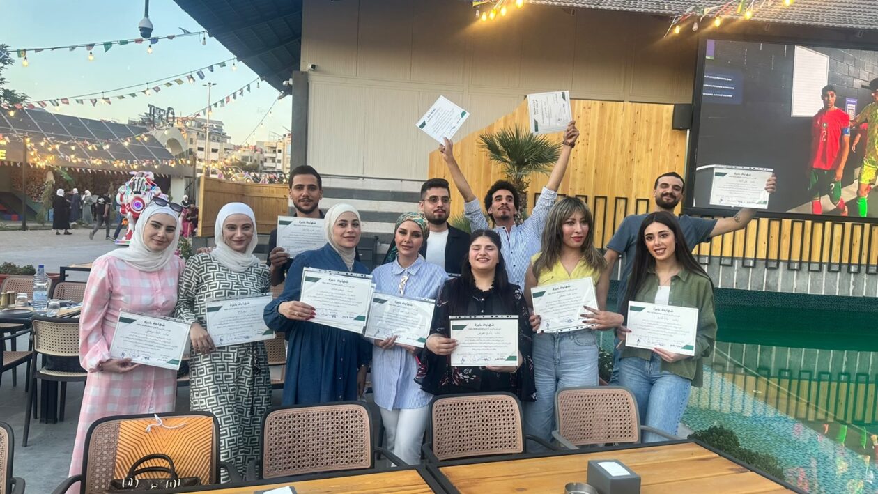 طلاب الدفعة الأولى من المدرسة الألمانية السورية للصحافة «أمل دمشق» خلال حفل تخرجهم، وهم يحملون شهادات إتمام البرنامج التدريبي. Foto: Amal Damascus