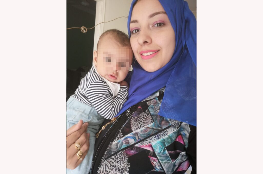 إيمان أ. تحمل أحد أطفالها الثلاثة. Foto: privat