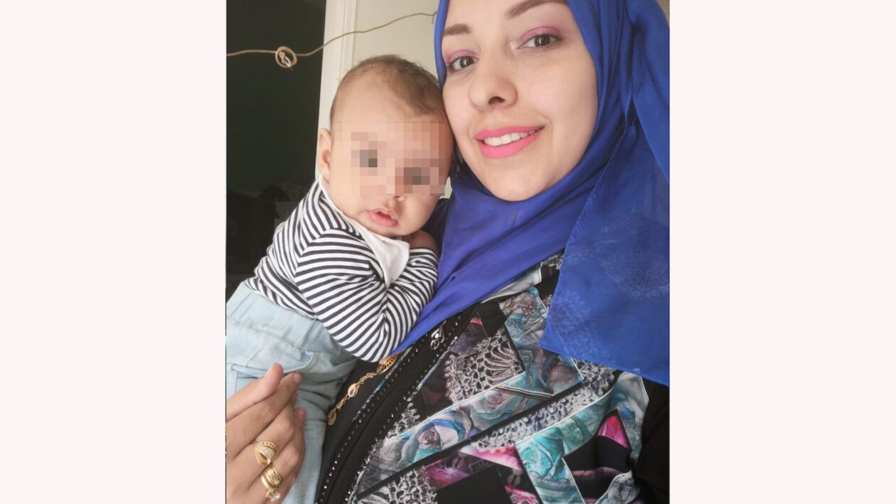 إيمان أ. تحمل أحد أطفالها الثلاثة. Foto: privat