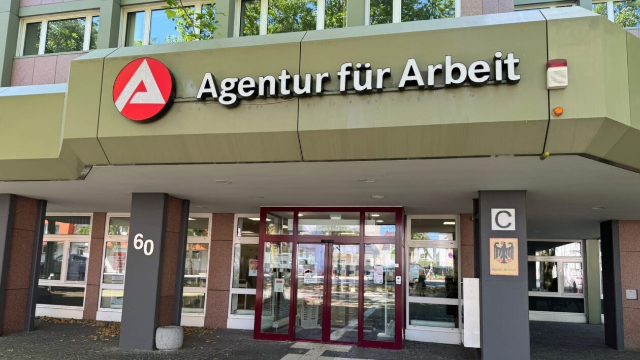 مبنى وكالة العمل (Agentur für Arbeit) في ولاية هيسن، وهي الجهة المسؤولة عن دعم الباحثين عن عمل، وتقديم خدمات التوظيف والتأهيل المهني-Bild: AmalFrankfurt