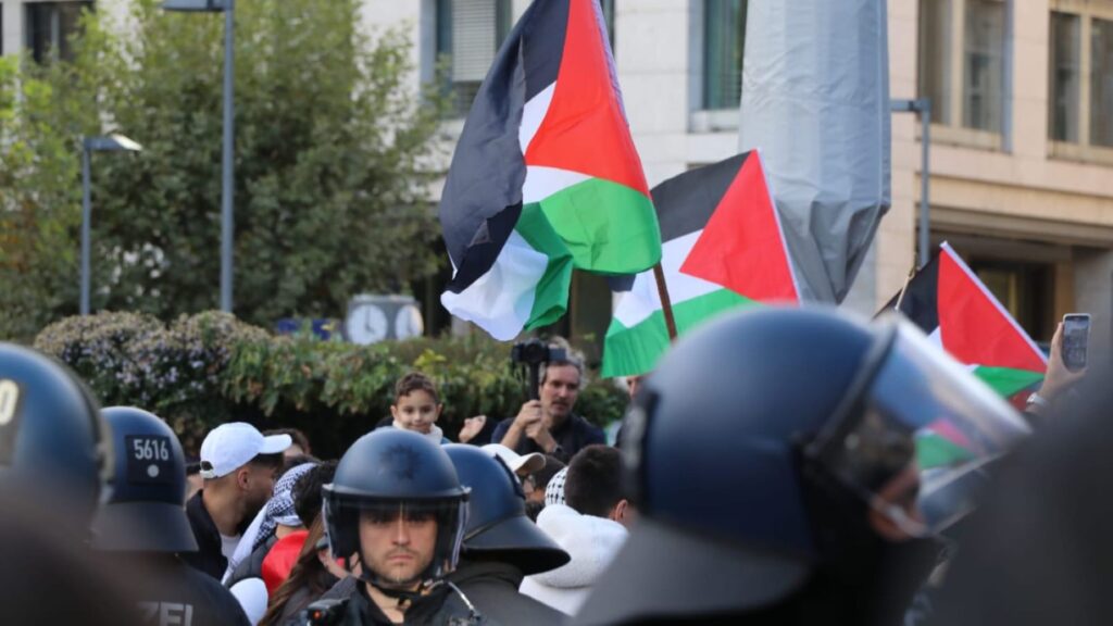 متظاهرون يشاركون في وقفة احتجاجية مؤيدة لفلسطين في مدينة فرانكفورت، رافعين الأعلام الفلسطينية ولافتات تحمل شعارات داعمة للفلسطينيين ومطالبة بوقف الحرب- Bild: Amalfrankfurt