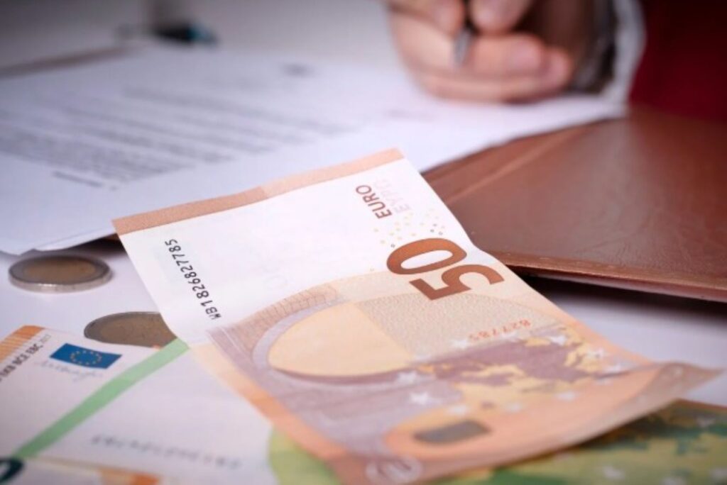صورة تعبيرية: ورقة نقدية من فئة 50 يورو على أحد المكاتب. Foto: Canva