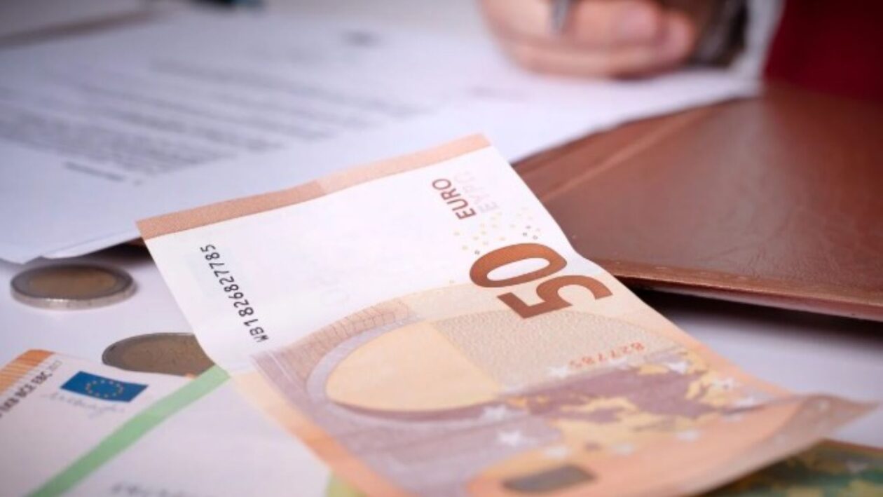 صورة تعبيرية: ورقة نقدية من فئة 50 يورو على أحد المكاتب. Foto: Canva