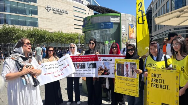 راهپیمایی زنان در فرانکفورت در اعتراض به محدودیت‌های طالبان