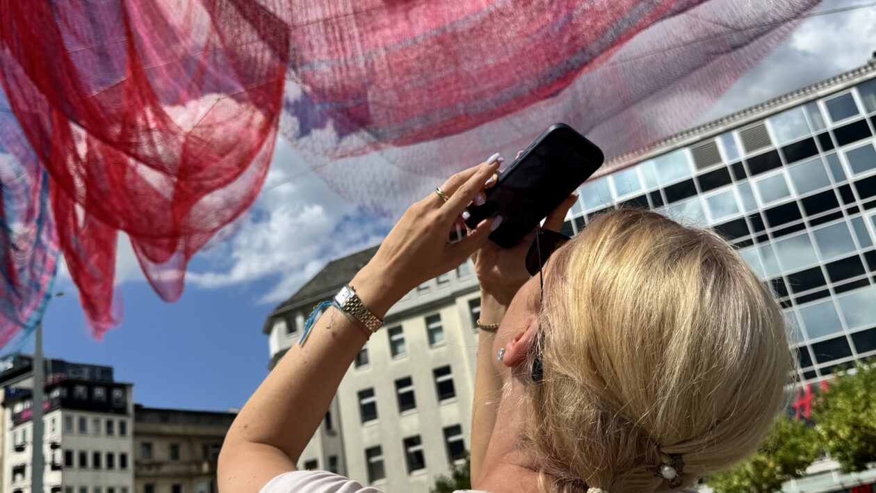 منحوتة «A Sky Full of Hope» المضيئة تحلّق فوق ساحة Konstablerwache في فرانكفورت. العمل للفنانة الأميركية جانيت إيكلمان، ويبلغ طوله أكثر من 25 متراً، وقد نُصّب ضمن فعاليات «World Design Capital 2026»- Bild: Viktoria Amalnews