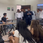 Der syrische Informationsminister besucht die Amal News Journalistenschule.