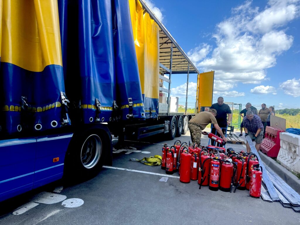 Sattelschlepper mit Feuerlöschern