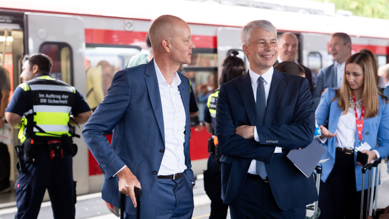 دیدار اشتفان بیلگر، وزیر حمل‌ونقل، و هرمن فان زیدرولد، یکی از مدیران دویچه‌بان Foto: Deutsche Bahn AG / Oliver Lang
