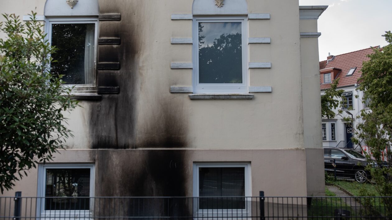 تعرض منزل تسكنه عائلة سورية وآخرى إيزيدية لهجومين متعمدين  بزجاجات المولوتوف.. Foto: Eman Helal 