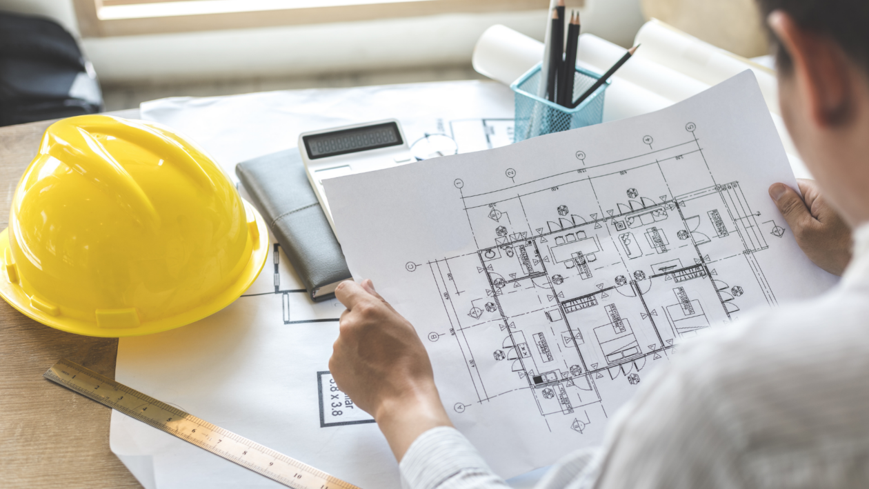 صورة تعبيرية لمهندسة معمارية ترسم مخططات
Foto: Canva Pro
