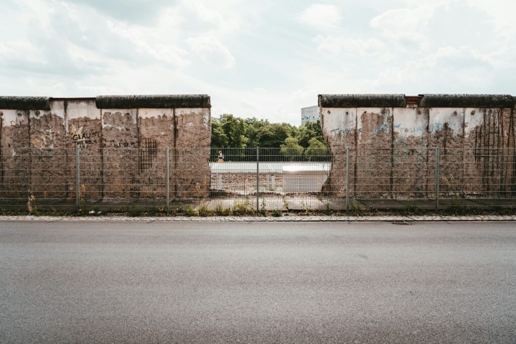 Berliner Mauer. Фото -  Claudio Schwarz/Unsplash