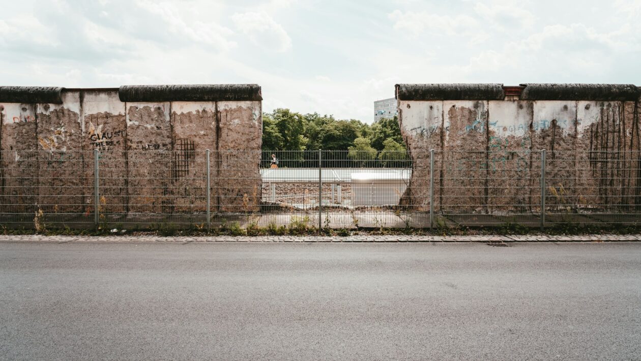 Berliner Mauer. Фото -  Claudio Schwarz/Unsplash