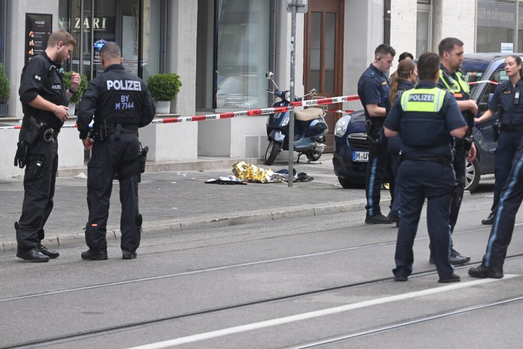 تواجد أكثر من 80 ضابط في موقع الحادث الثلاثاء الماضي. Foto: Felix Hörhager/dpa 