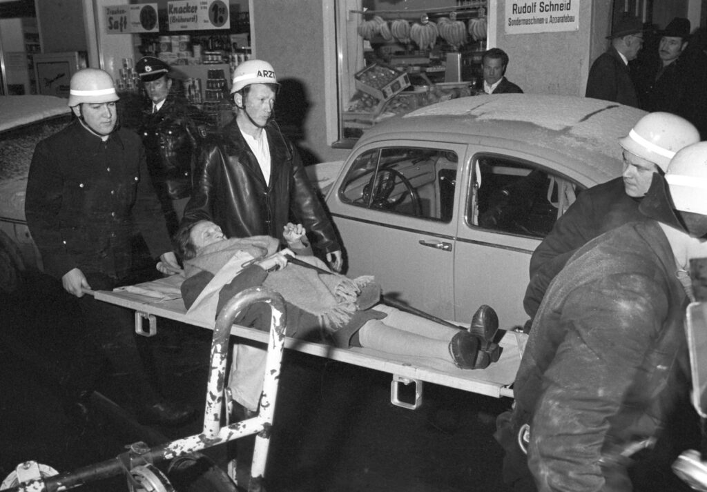صورة أرشيفية لحريق متعمد بدار مسنين لليهود في ميونخ عام 1970 ، نفذها يميني متطرف. Foto: Joachim Barfknecht/dpa
