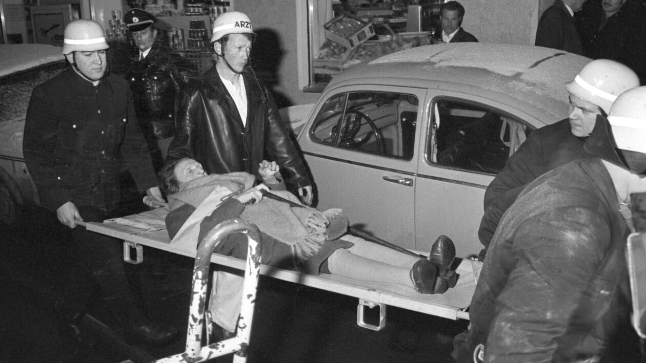 صورة أرشيفية لحريق متعمد بدار مسنين لليهود في ميونخ عام 1970 ، نفذها يميني متطرف. Foto: Joachim Barfknecht/dpa