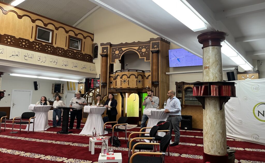 جانب من اللقاء السياسي الذي جمع ممثلي الأحزاب الألمانية بأبناء الجالية في مسجد دار السلام بنويكولن © Rita Mahlis/Amal News