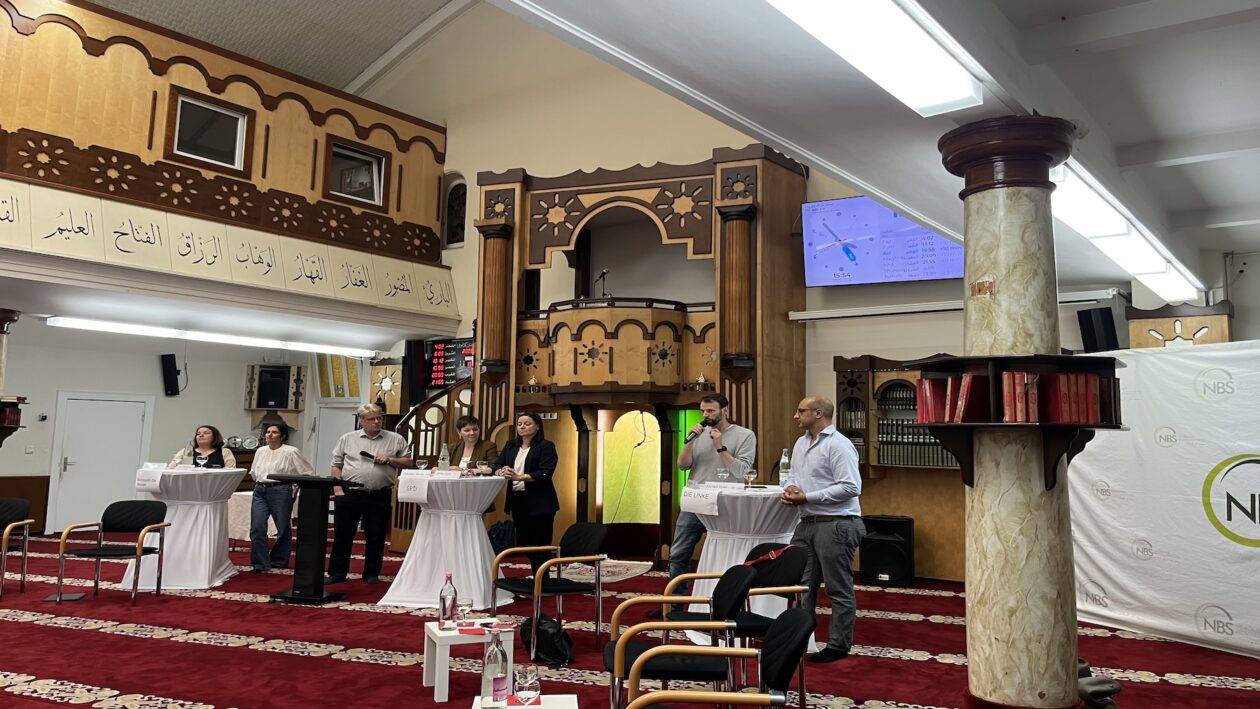 جانب من اللقاء السياسي الذي جمع ممثلي الأحزاب الألمانية بأبناء الجالية في مسجد دار السلام بنويكولن © Rita Mahlis/Amal News