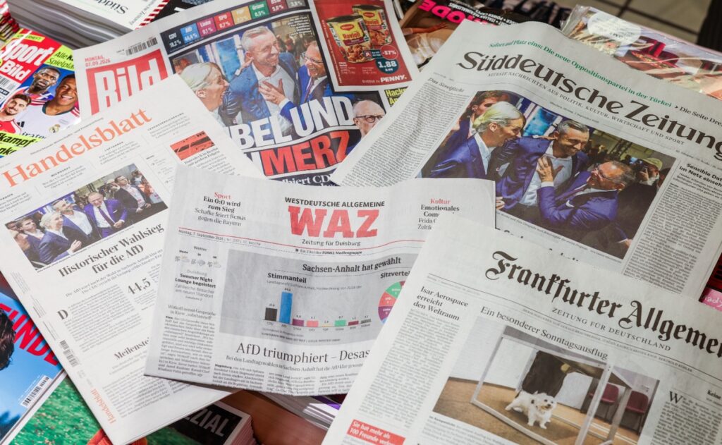 صورة توثق عناوين الصحف الألمانية في أعقاب نتائج انتخابات ساكسونيا أنهالت (Foto: Christoph Reichwein/dpa)