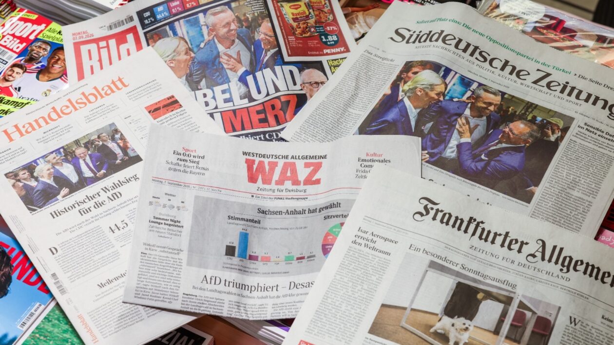 صورة توثق عناوين الصحف الألمانية في أعقاب نتائج انتخابات ساكسونيا أنهالت (Foto: Christoph Reichwein/dpa)