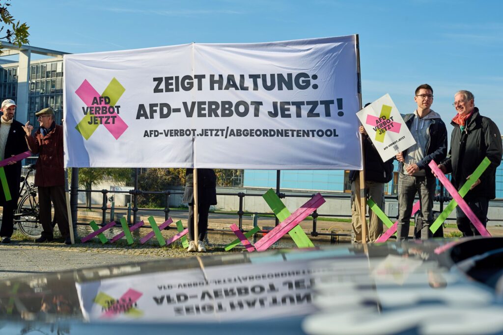 صورة أرشيفية. تجمع نظمته حملة «حظر حزب البديل من أجل ألمانيا الآن!» (AfD-Verbot Jetzt!) في 17 أكتوبر/تشرين الأول 2024، بالتزامن مع تقديم طلب لبدء إجراءات حظر حزب البديل من أجل ألمانيا (AfD)، وذلك في الحي الحكومي بالعاصمة برلين. 
epd-bild/Christian Ditsch