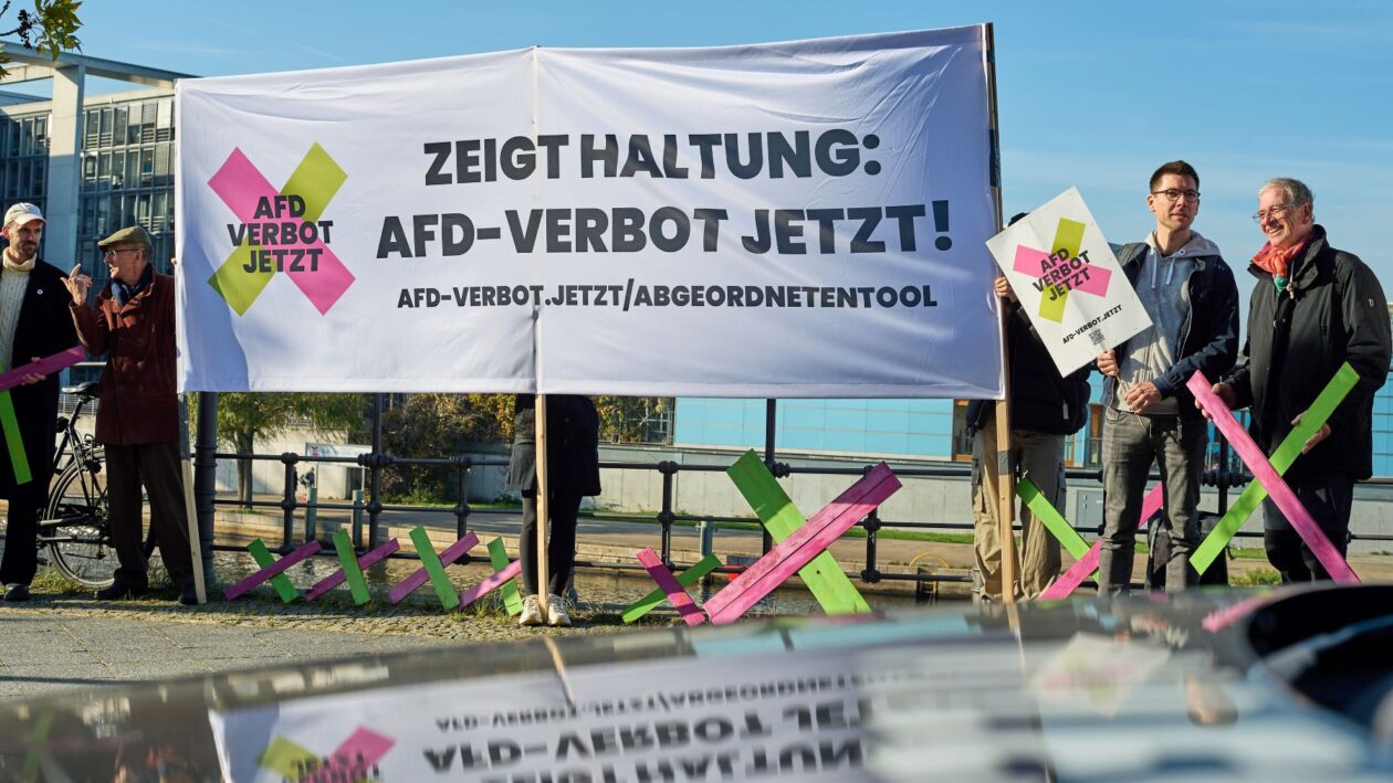 صورة أرشيفية. تجمع نظمته حملة «حظر حزب البديل من أجل ألمانيا الآن!» (AfD-Verbot Jetzt!) في 17 أكتوبر/تشرين الأول 2024، بالتزامن مع تقديم طلب لبدء إجراءات حظر حزب البديل من أجل ألمانيا (AfD)، وذلك في الحي الحكومي بالعاصمة برلين. 
epd-bild/Christian Ditsch