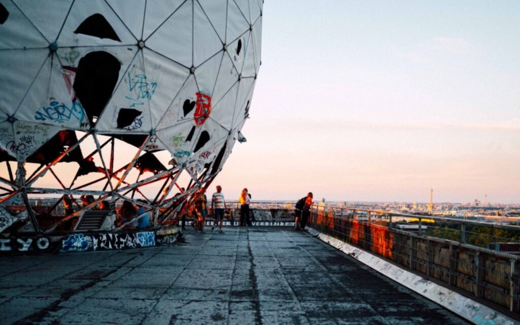 محطة التنصّت التابعة للحلفاء سابقاً على جبل تيوفيلسبرغ. Foto: Teufelsberg Berlin