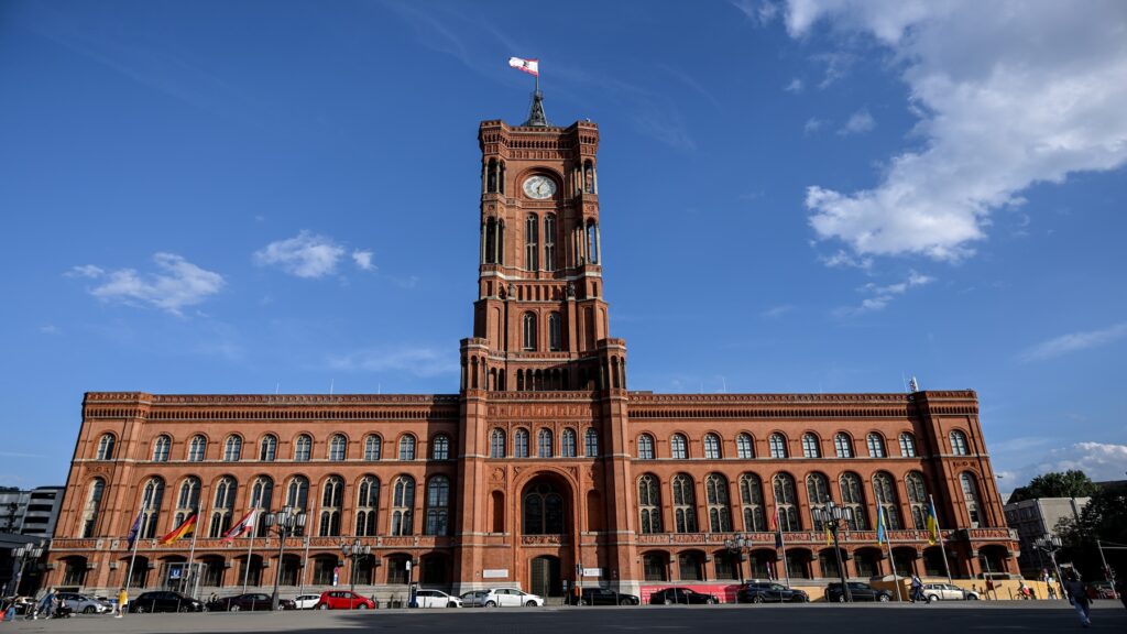 مبنى بلدية برلين الأحمر (Rotes Rathaus)، المقر الرسمي للعمدة الحاكم وحكومة ولاية برلين، حيث تتنافس الأحزاب في انتخابات 2026 للوصول إلى قيادته. Foto: Britta Pedersen/dpa