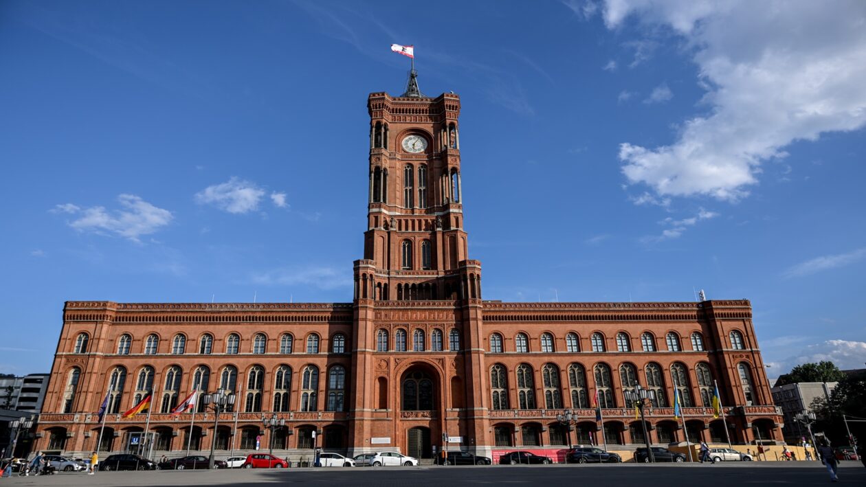 مبنى بلدية برلين الأحمر (Rotes Rathaus)، المقر الرسمي للعمدة الحاكم وحكومة ولاية برلين، حيث تتنافس الأحزاب في انتخابات 2026 للوصول إلى قيادته. Foto: Britta Pedersen/dpa