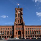 مبنى بلدية برلين الأحمر (Rotes Rathaus) مقر عمدة برلين الحاكم ومجلس الشيوخ.