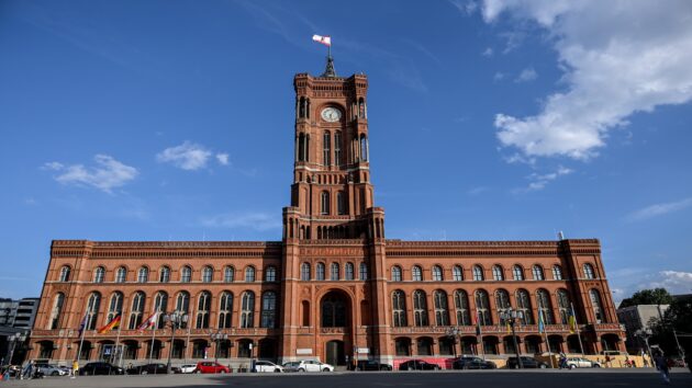 مبنى بلدية برلين الأحمر (Rotes Rathaus)، المقر الرسمي للعمدة الحاكم وحكومة ولاية برلين، حيث تتنافس الأحزاب في انتخابات 2026 للوصول إلى قيادته. Foto: Britta Pedersen/dpa