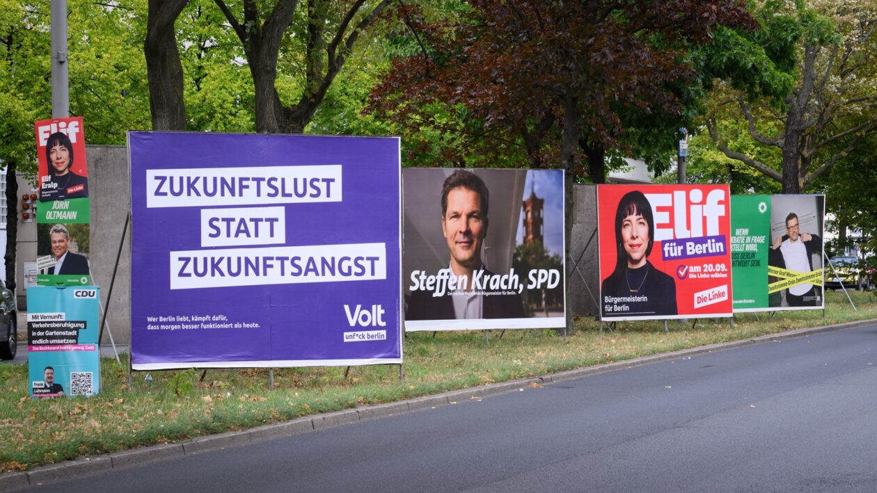 لافتات دعائية لمختلف الأحزاب والمرشحين تصطف على جانب طريق «تيمبلهوفر دام» في العاصمة الألمانية، استعداداً لانتخابات برلمان ولاية برلين المقررة في 20 أيلول/سبتمبر 2026. Foto: Bernd von Jutrczenka/dpa