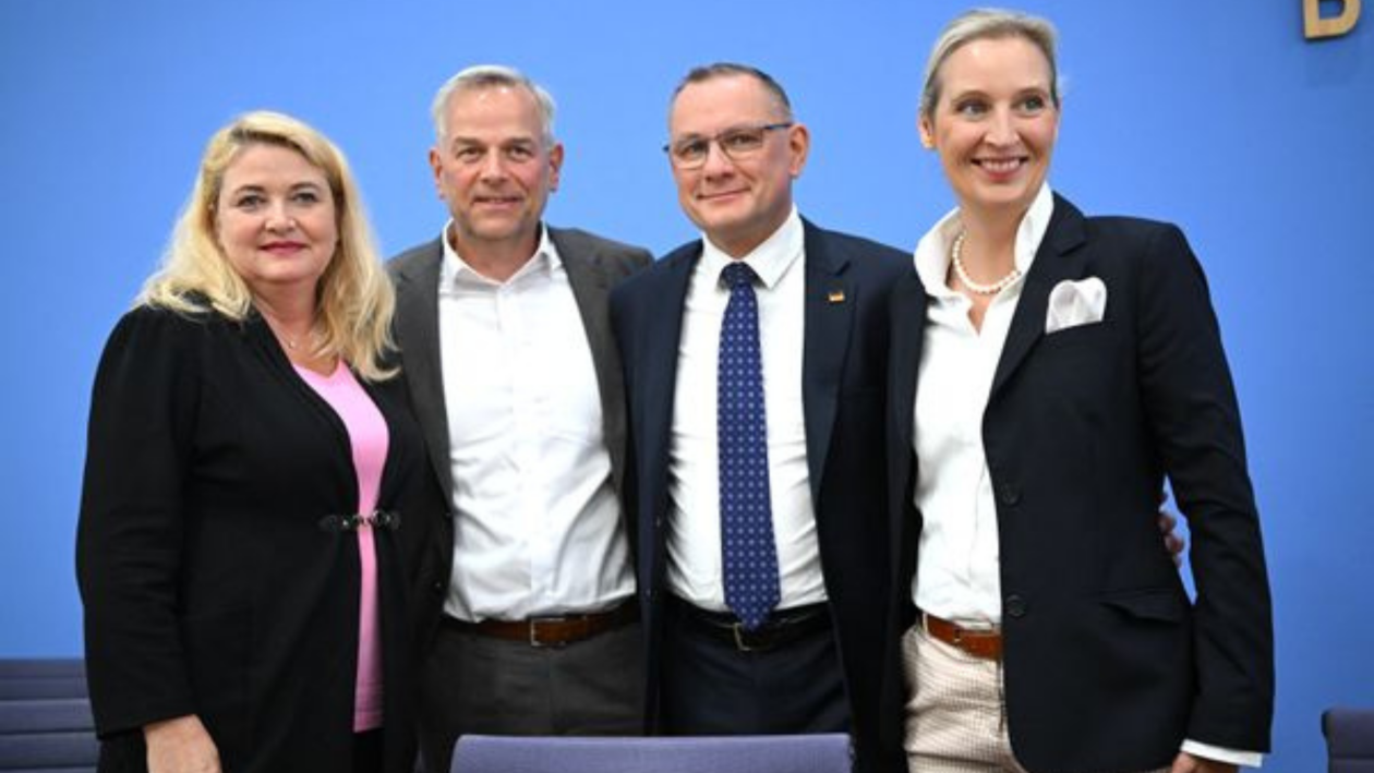  كريستين برينكر (يسار)، المرشحة الرئيسية لحزب البديل من أجل ألمانيا (AfD) في برلين، وليف-إريك هولم، مرشح الحزب لمنصب رئيس وزراء ولاية مكلنبورغ-فوربومرن، ورئيسا الحزب تينو خروبالا وأليس فايدل، يقفون في المؤتمر الصحفي الاتحادي. جرت انتخابات برلمانات ولايتي مكلنبورغ-فوربومرن ومجلس نواب برلين يوم الأحد
Foto: Britta Pedersen/dpa