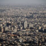 مشهد بانورامي واسع لمدينة دمشق تظهر فيه الكثافة العمرانية والمباني المتراصة في العاصمة السورية.