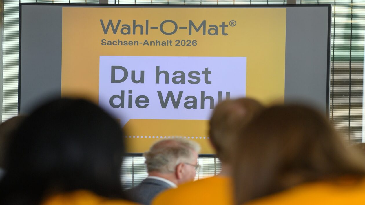 شاشة تعرض أداة "Wahl-O-Mat" المخصصة لانتخابات برلمان ولاية ساكسونيا أنهالت 2026 في مدينة ماجديبورج. Foto: Klaus-Dietmar Gabbert/dpa