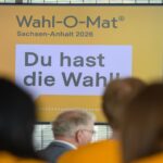شاشة تعرض منصة "فال-أو-مات" لانتخابات برلمان ولاية ساكسونيا أنهالت 2026 مع عبارة "لديك الخيار" أمام حضور في ماجديبورج.