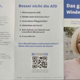 Das Bild zeigt einen dreifach gefalteten Flyer der Initiative „ReVision26“, der die frauenpolitische Haltung der Partei Alternative für Deutschland (AfD) kritisiert. Auf der rechten Seite sind das Bild einer blonden Frau mit Kurzhaarschnitt und eine markante Überschrift zu sehen, die die Aussicht auf ein Leben voller Windelwechseln hinterfragt. Außerdem enthält dieser Teil eine Liste kritischer Punkte, Angaben zum Herausgeber sowie einen QR-Code.
