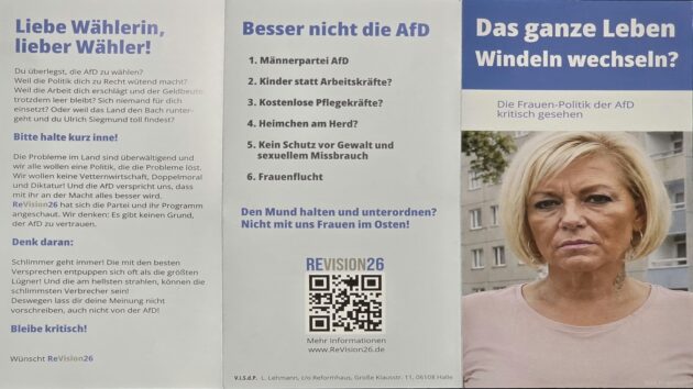 Das Bild zeigt einen dreifach gefalteten Flyer der Initiative „ReVision26“, der die frauenpolitische Haltung der Partei Alternative für Deutschland (AfD) kritisiert. Auf der rechten Seite sind das Bild einer blonden Frau mit Kurzhaarschnitt und eine markante Überschrift zu sehen, die die Aussicht auf ein Leben voller Windelwechseln hinterfragt. Außerdem enthält dieser Teil eine Liste kritischer Punkte, Angaben zum Herausgeber sowie einen QR-Code.