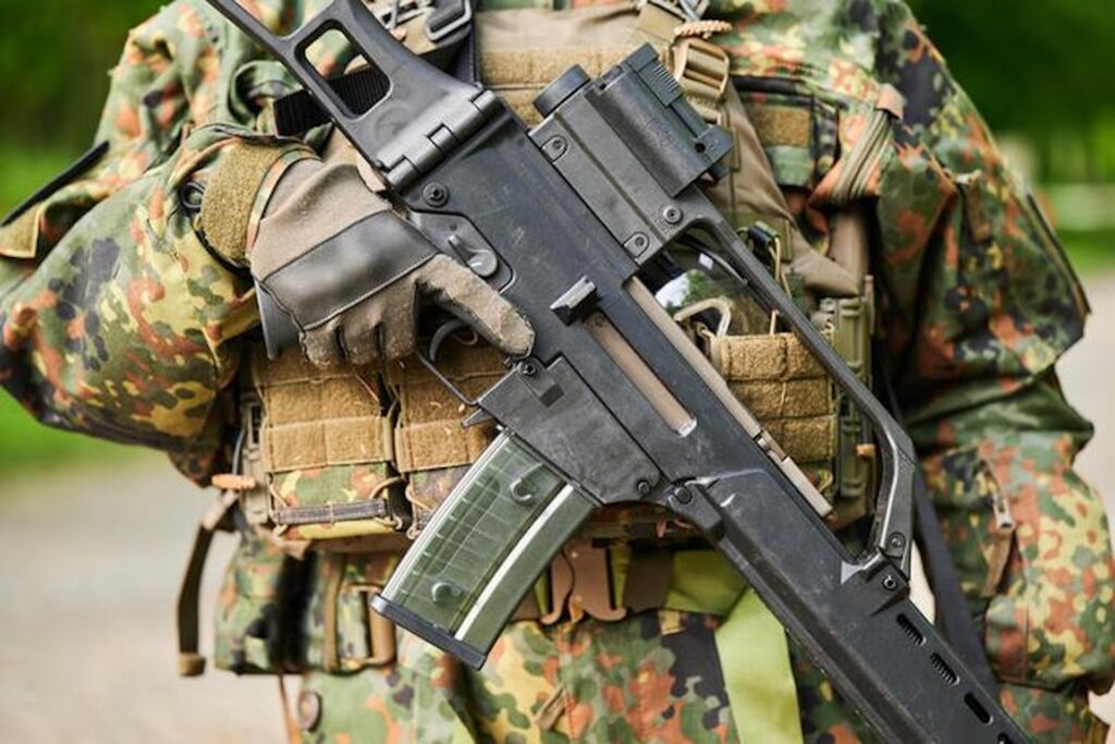 Militaeruebung des Heimatschutzes der Bundeswehr auf dem Truppenuebungsplatz Bergen, Niedersachsen (Foto vom 20.05.2026: Waffe).