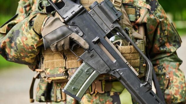 Militaeruebung des Heimatschutzes der Bundeswehr auf dem Truppenuebungsplatz Bergen, Niedersachsen (Foto vom 20.05.2026: Waffe).