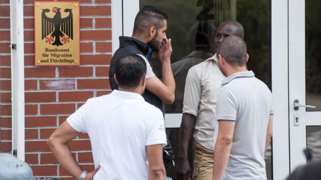 صورة أرشيفية لعدد من اللاجئين أمام مركز الاستقبال الأولي المركزي في ولاية براندنبورغ الألمانية عام 2015. Foto: epd-bild/Christian Ditsch