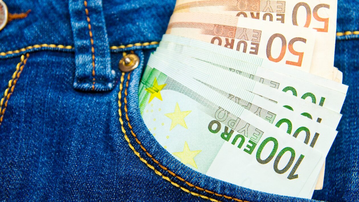 یک فرد مجرد با درآمد خالص ماهانه کمتر از یک‌هزار و ۴۵۰ یورو، نسبتاً فقیرست | Bild: Canva Pro
