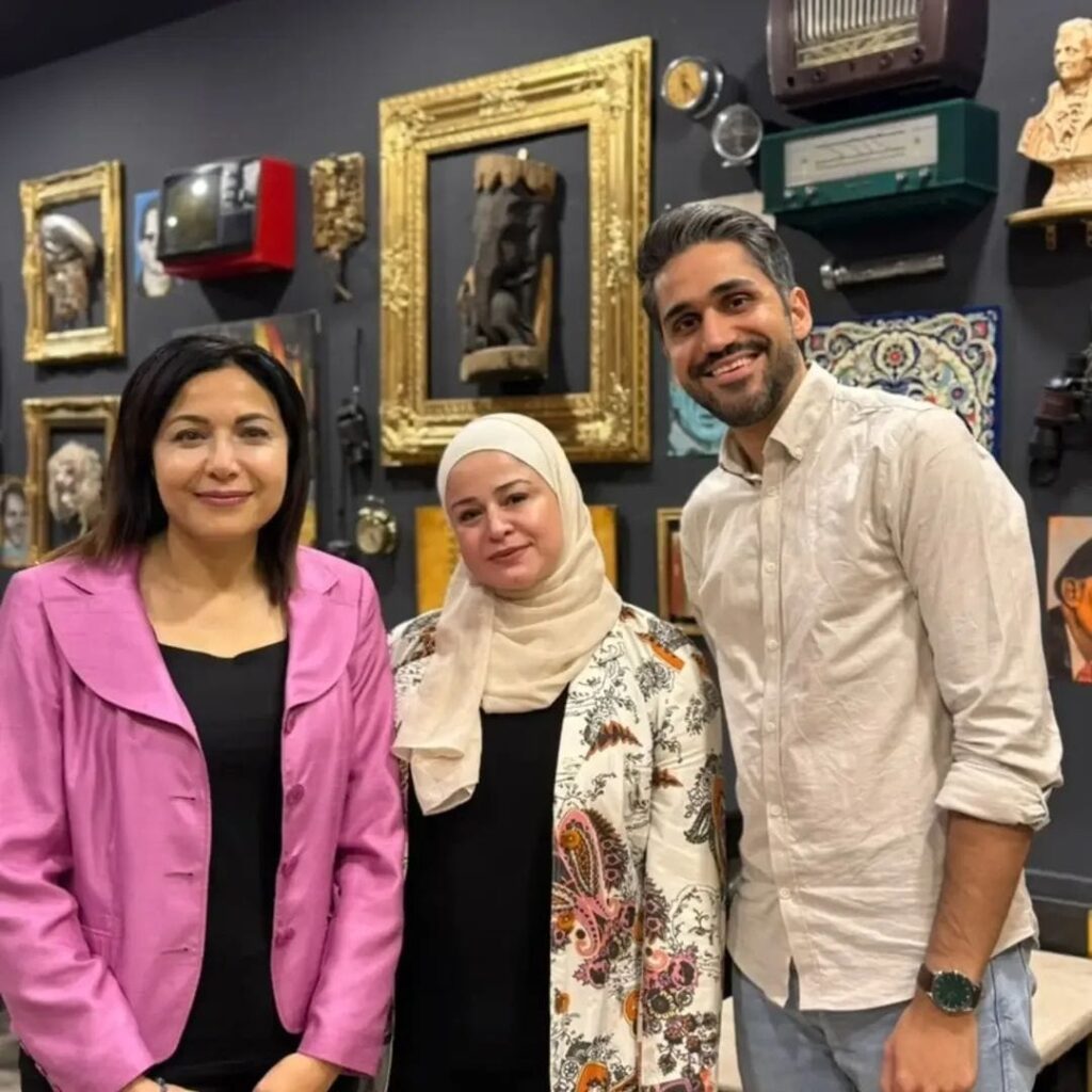 المخرج خالد الحمصي، والكاتبة شهرزاد قنوع وديرة جمعية دارنا وربى القدسي، خلال مشاركتهم في ملتقى آراميا الإبداعي في مقهى الروضة بدمشق.