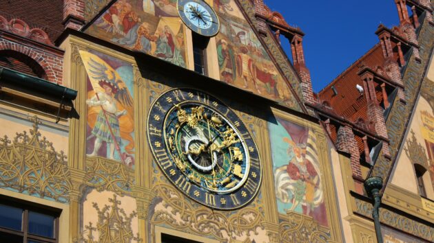 Астрономічний годинник на фасаді ратуші в Ульмі, Баден-Вюртемберг © Lāsma Artmane/Unsplash