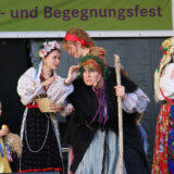 Das Bild zeigt das ukrainische Theater aus Bonn auf einer Bühne.
