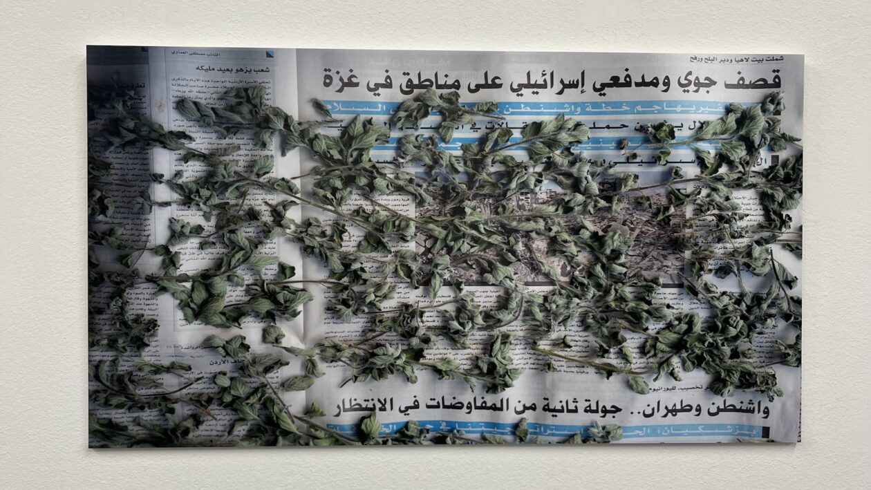 أعمال فوتوغرافية معروضة على جدران المعرض، لمريم جعنيني. © Rita Mahlis/Amal News