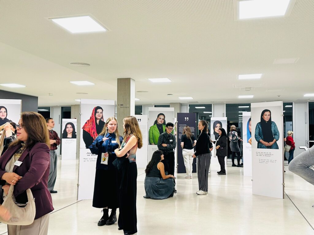 Das Foto zeigt Besucher:innen in der Ausstellung „Weil wir Frauen sind“.