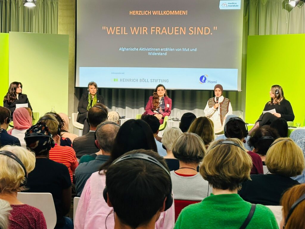 Das Foto zeigt afghanische Aktivistinnen auf einer Bühne.
